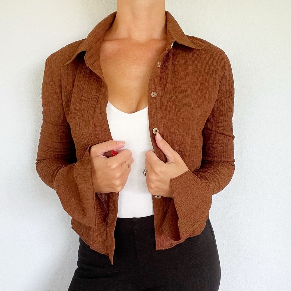Cider brown stretchy textured cropped bell sleeve button down blouse size large - Picture 1 of 10